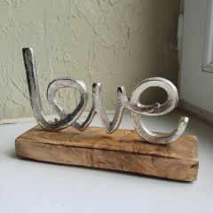 Lettrage Love en métal à poser sur socle en bois.