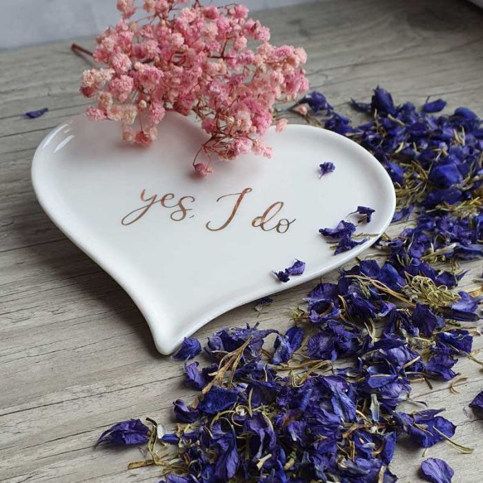 Assiette cœur en porcelaine fine blanche inscription Yes I do lettres or mariage