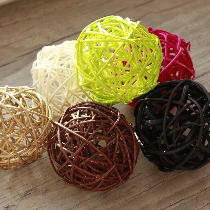 Boules rotin ou osier décoratives en couleur.