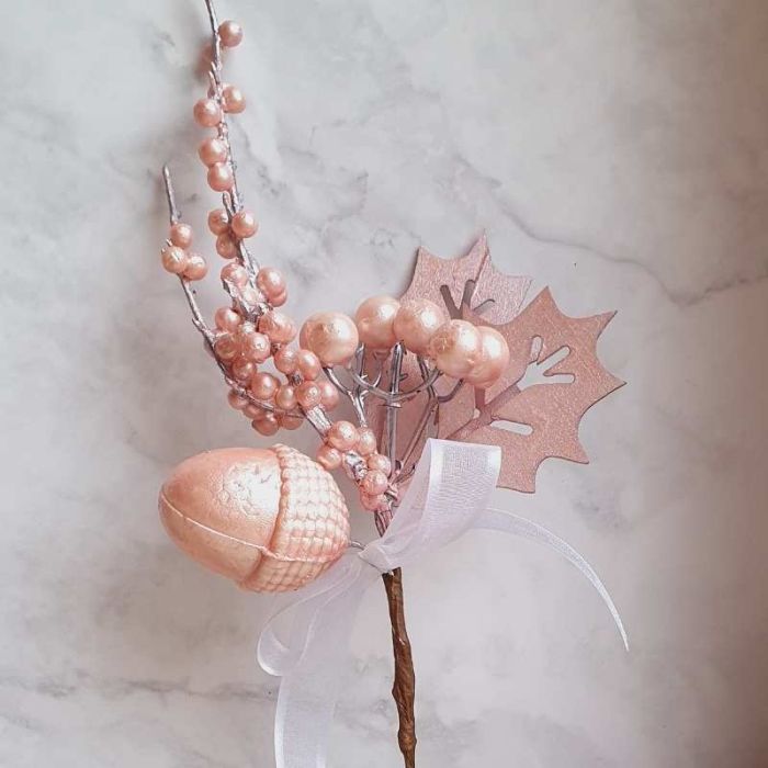 Branche de houx décorative rose givré avec baies perlées et gland scintillant