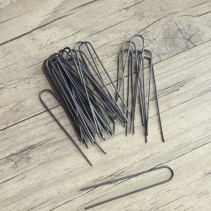 Cavaliers de fixation pour composition florale en fil de fer