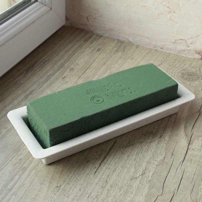 Support allongé avec mousse florale intégrée – base rectangulaire blanche prête à fleurir