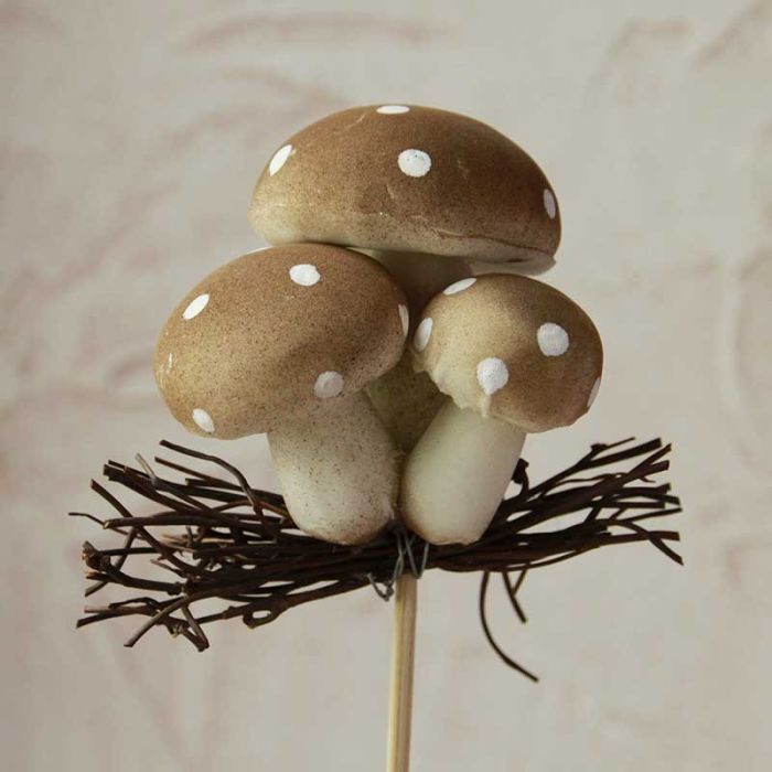 Faux champignons type amanite montés sur un pique de bois