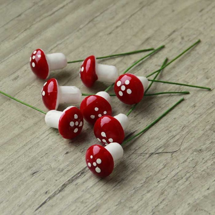 Mini champignon rouge avec pique pour décoration d'automne.