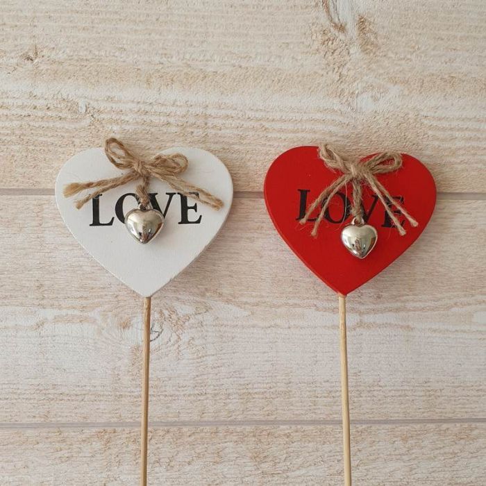 Coeur en bois sur pique pour déco romantique