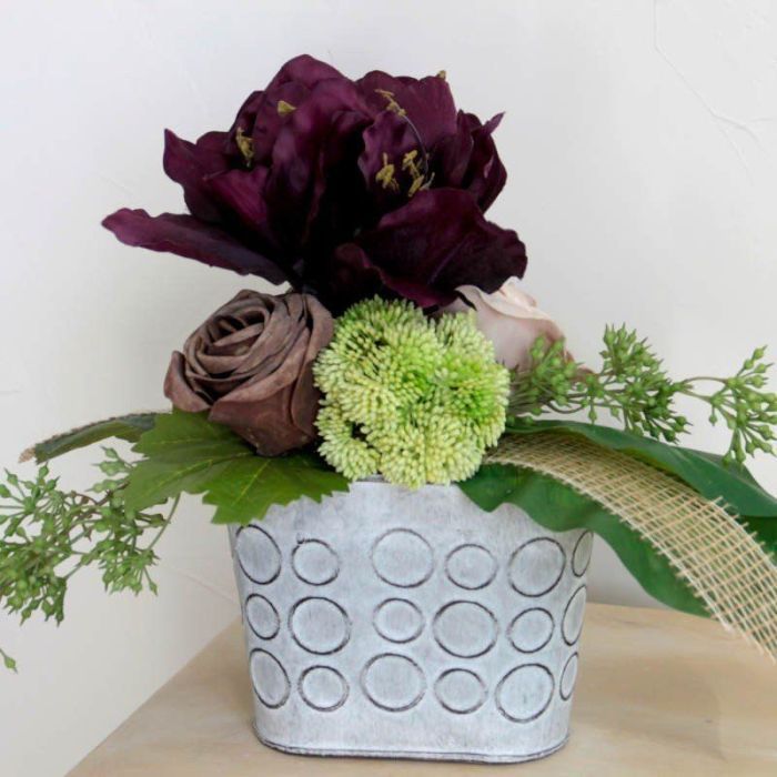Composition florale artificielle avec amaryllis violet aubergine