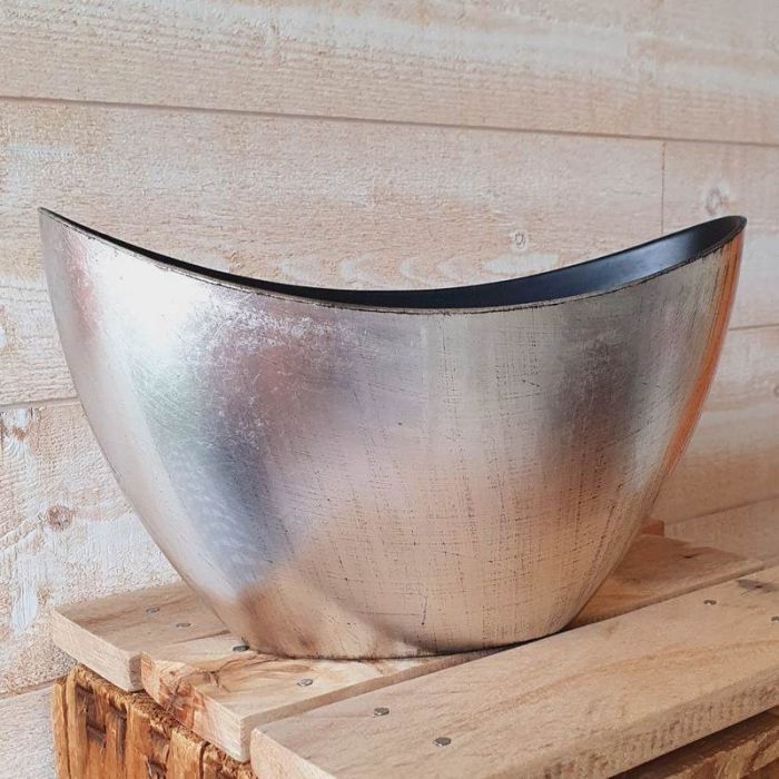 Coupe en PVC avec une décoration argent, parfait pour des compositions florales festives.
