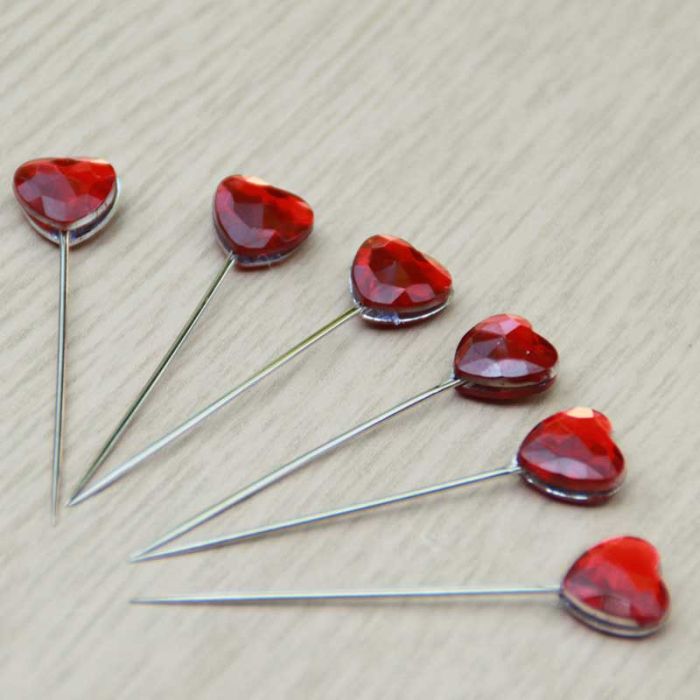 Epingle coeur strass rouge