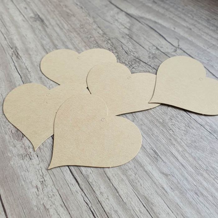Coeur étiquette carton beige pour emballage.