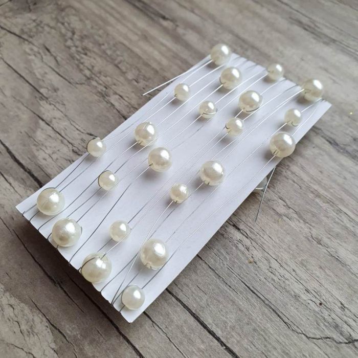 Fil métallique argent avec perles pour décoration de bouquet.