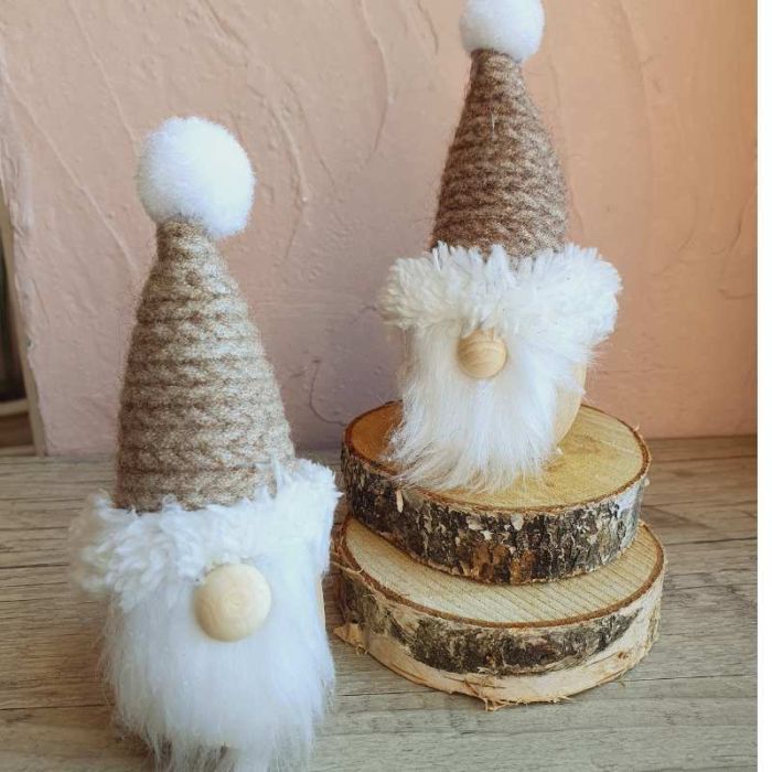 Duo de gnomes de Noël scandinaves en laine beige et blanc nez bille de bois tomte