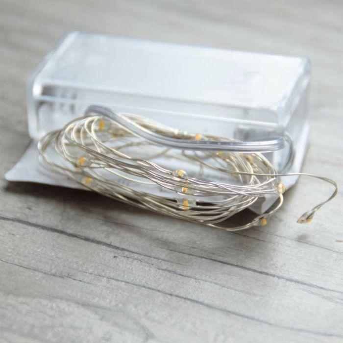 Guirlande led à piles pour décoration de vase transparent.