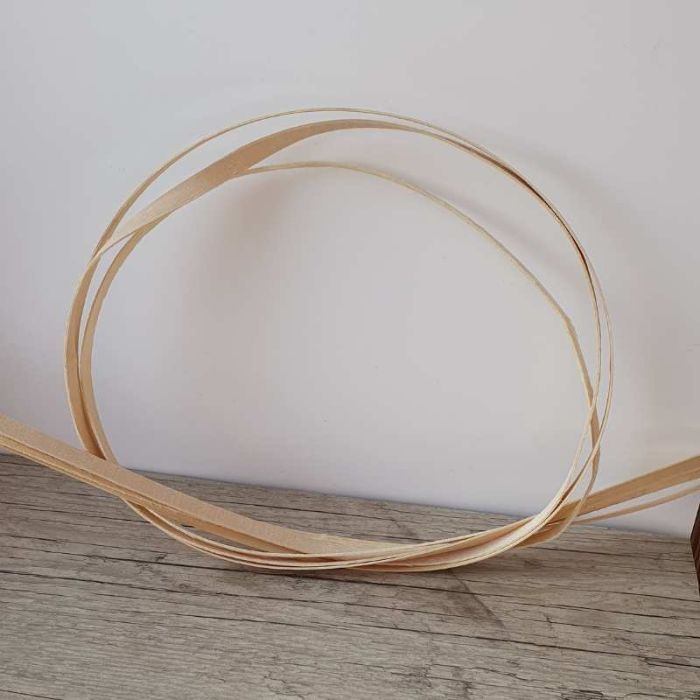 Lamelle de bois naturel souple et longue.