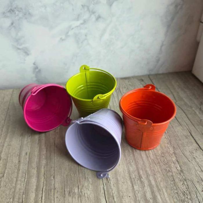 Petit seau métal de couleur pour les dragées