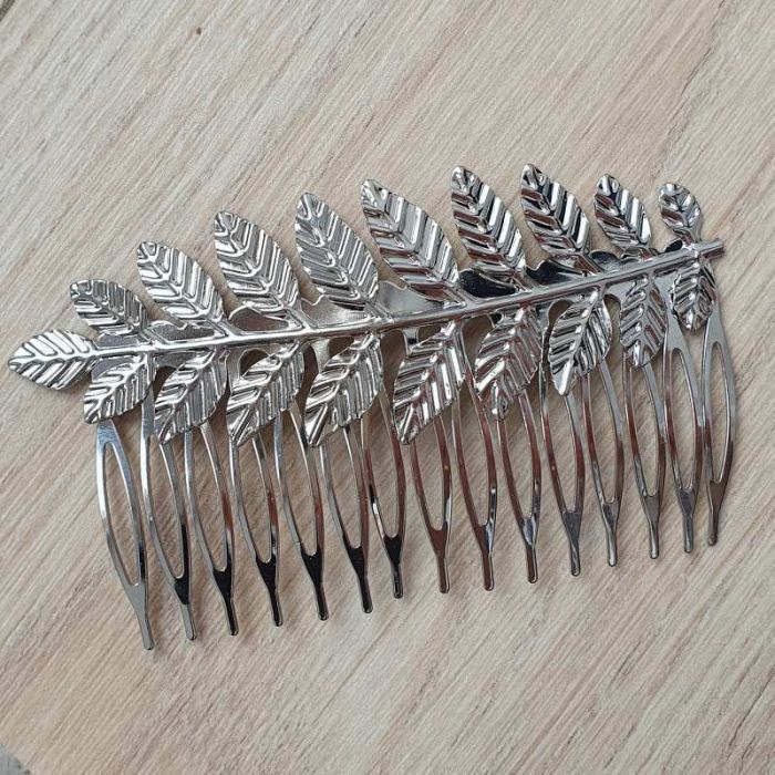 Peigne à décorer de fleurs en métal pour cérémonie de mariage.