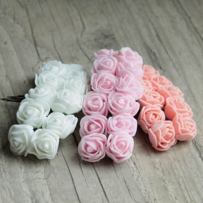 Petites roses en mousse plastique