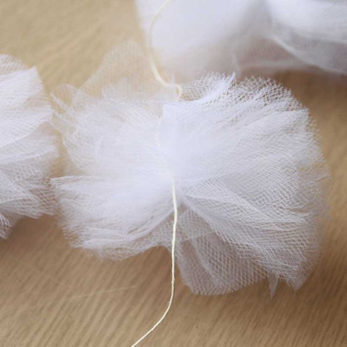 Guirlande de pompons en tulle blanc