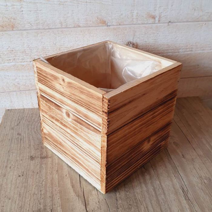 Pot en bois vieilli de forme carrée, parfait comme contenant floral.