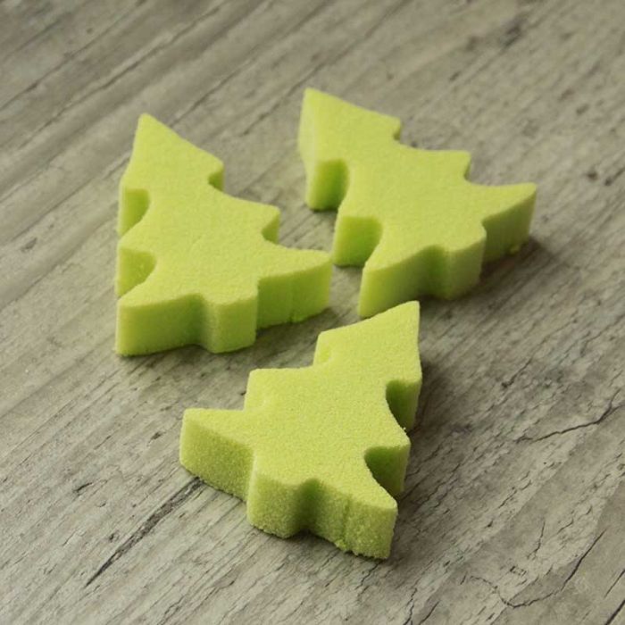 Petits sapins en mousse florale de couleur vert anis.
