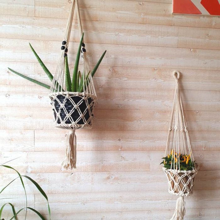 Suspensions pour plantes vertes en macramé artisanal. 
