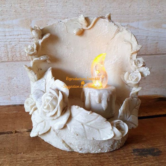 Chandelle en résine décorée avec une rose et éclairage LED.