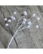 Bouquet de petites perles blanche montées sur fil métallique.