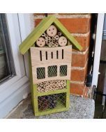 Petit hôtel à insecte en bois coloré.