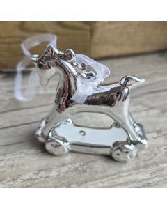 Suspension cheval à bascule vintage argenté en céramique.