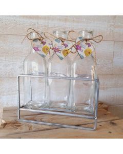 Trio de bouteilles type soliflor dans caissette métallique.