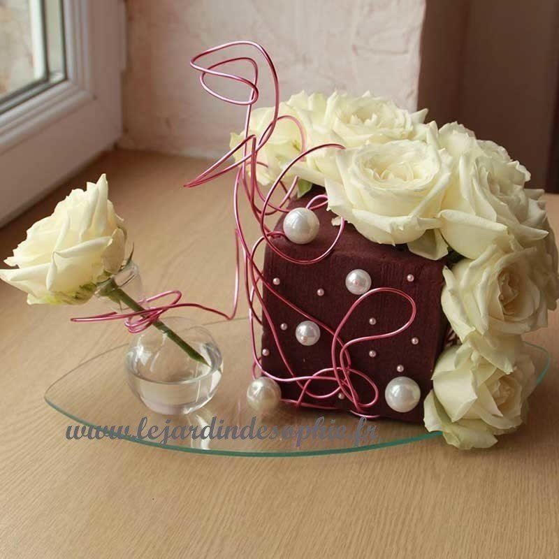 Vase boule pour rose dans composition florale moderne