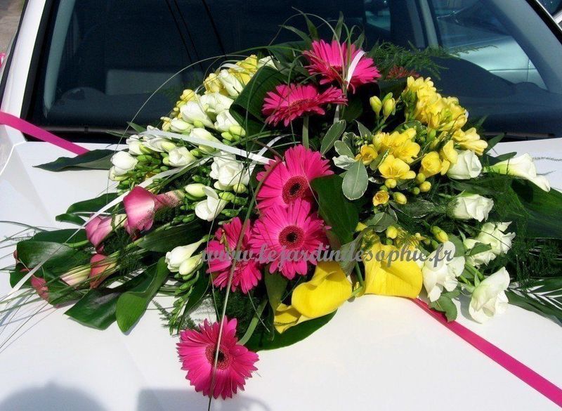 Décoration florale de voiture de mariage très colorée avec une ventouse mousse ronde